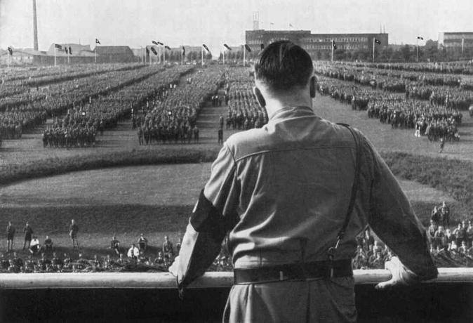 פוהרר הגרמני והמנהיג הנאצי אדולף היטלר פונה לחיילים בעצרת נאצית בדורטמונד, גרמניה