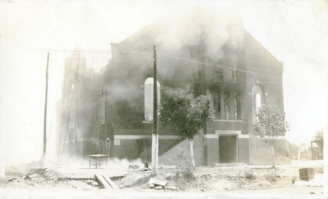 כנסיית מחוז גרינווד פגועה בעקבות טבח מירוץ טולסה, טולסה, אוקלהומה, יוני 1921.