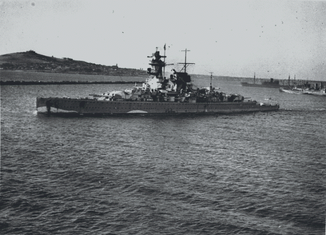 ספינת קרב הכיס אדמירל גראף ספיי מאדה בצלחת הנהר בדרום אמריקה עם רקע ברקע.