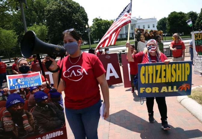 פעילי הגירה עם עצרת ארגון הסנגור של CASA בבית הלבן לדרוש מהנשיא ביידן להעניק אזרחות למהגרים.