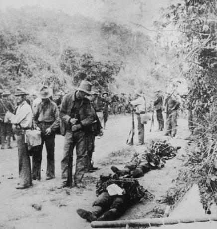 חיילים אמריקאים מוצאים שלושה חברים הרוגים בצד הדרך במהלך המלחמה הפיליפינית-אמריקאית, בסביבות 1900