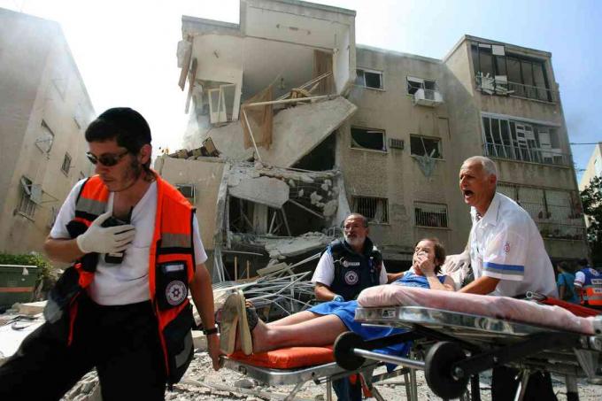 נפצעים נלקחים לאחר שביתת טילים של חיזבאללה ב- 17 ביולי 2006 בעיר חיפה הצפונית. אוריאל סיני / גטי אימג'ס