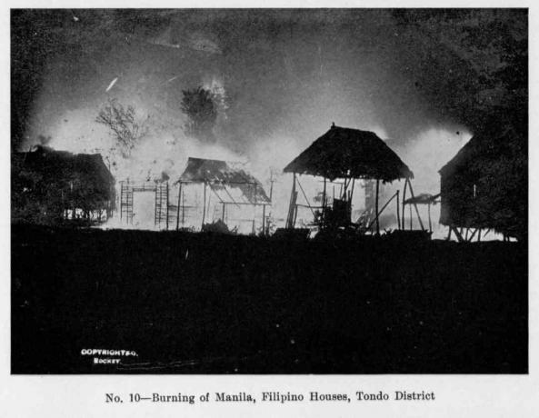 נוף לילי של שריפת מנילה, עם בתים פיליפינים שעולים בלהבות