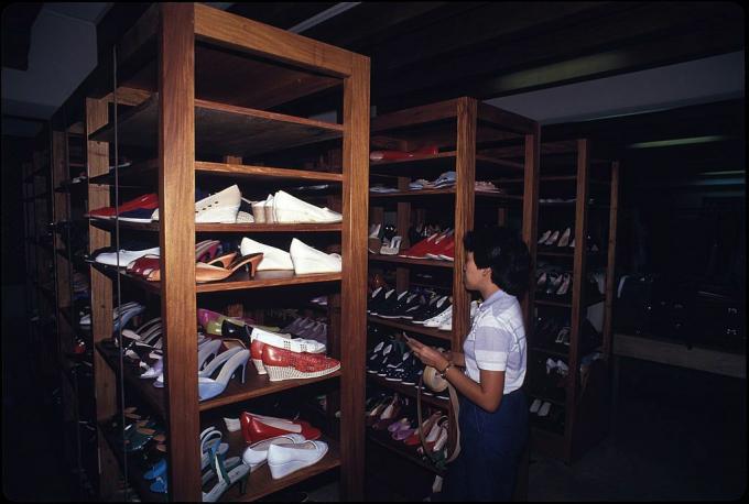 נעלי אימלדה מרקוס: מלאי נעשה מנעליים של הגברת הראשונה לשעבר של הפיליפינים, אימלדה מרקוס, במרתף מתחת לחדר השינה שלה בארמון מלקננג, מנילה, 1986.