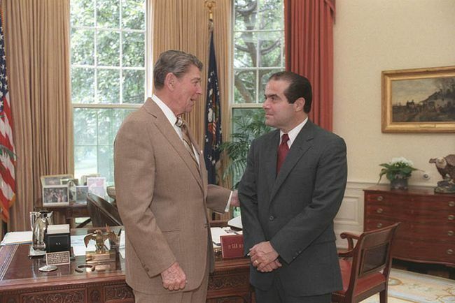 הנשיא רונלד רייגן מדבר עם מועמד שופט בית המשפט העליון אנטונין סקאליה במשרד הסגלגל, 1986.
