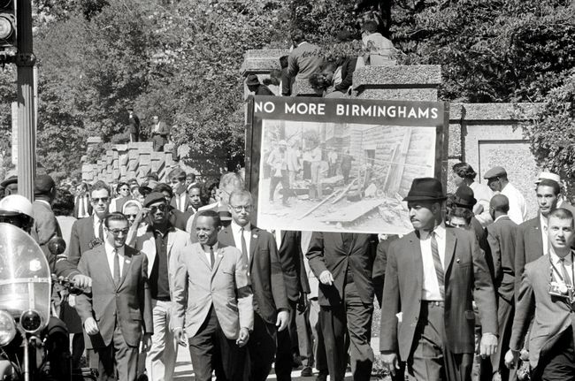 קונגרס שוויון גזעי וחברי כנסיית כל הנשמות, יוניטרית הממוקמת בוושינגטון, צועדים לזכר קורבנות ההפצצה של הכנסייה הבפטיסטית ברחוב 16.