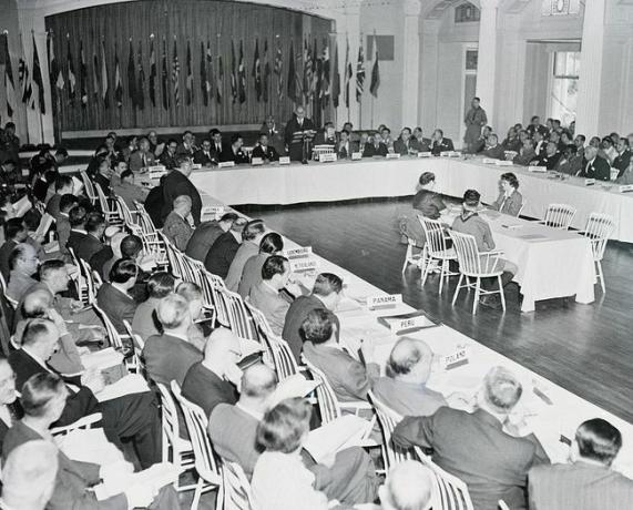 ועידת ברטון וודס: האומות המאוחדות נפגשות במלון הר וושינגטון כדי לדון בתוכניות של שיתוף פעולה כלכלי וקידמה.