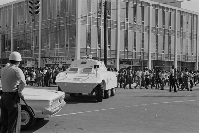 אמריקאים שחורים צועדים בפינת הרחוב ה-16 והשדרה החמישית בבירמינגהם, אלבמה, בתחילת מסע בירמינגהם, מאי 1963.