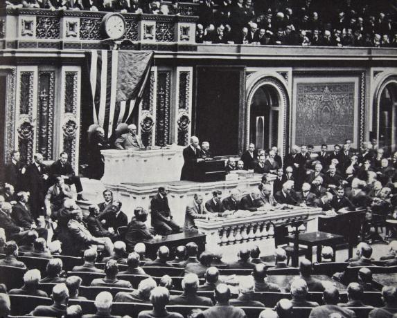 הנשיא וילסון בקונגרס הממליץ על ארה"ב להיכנס למלחמה נגד גרמניה 1917