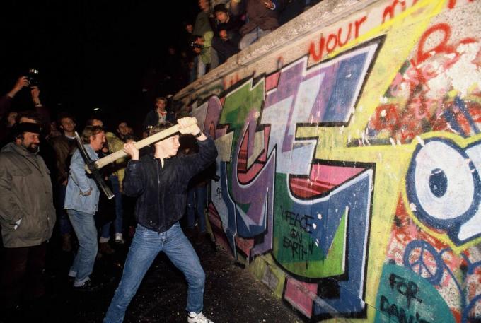 גבר תוקף את חומת ברלין בלילה של 9 בנובמבר 1989