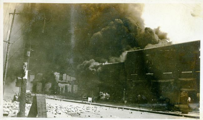 נכסים פגומים ועשן שהגיע מבניינים בעקבות טבח מירוץ טולסה, טולסה, אוקלהומה, יוני 1921.