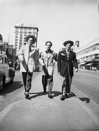 תצלום של שלושה גברים עם וריאציות על חליפת הזווט.