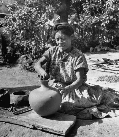 אשה ממאיה מייצרת חרס, 1947