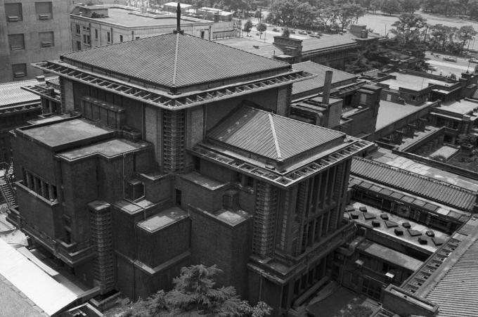 תצלום שחור-לבן היסטורי של מבנים קובוביים בגדלים שונים, כשהגדול שבהם הוא יותר קוביה