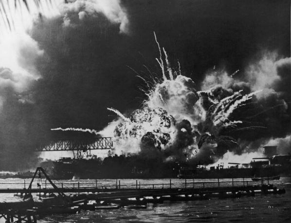 נוף של USS Shaw מתפוצץ בבסיס חיל הים של ארה"ב, פרל הארבור, הוואי,