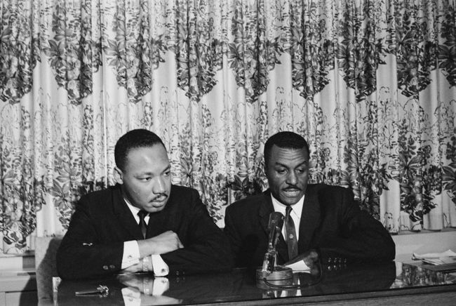 פעילי זכויות האזרח מרטין לותר קינג ג'וניור ופרד שוטלסוורת' מקיימים מסיבת עיתונאים בתחילת מסע בירמינגהם, מאי 1963.