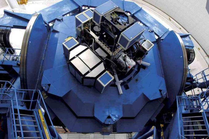 מנגנון תמיכת מכשירים לטלסקופים תאומים.