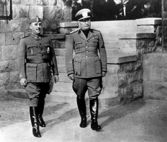 מנהיג ספרד פרנסיסקו פרנסקו (משמאל) עם הדיקטטור האיטלקי בניטו מוסוליני, 4 במרץ 1944