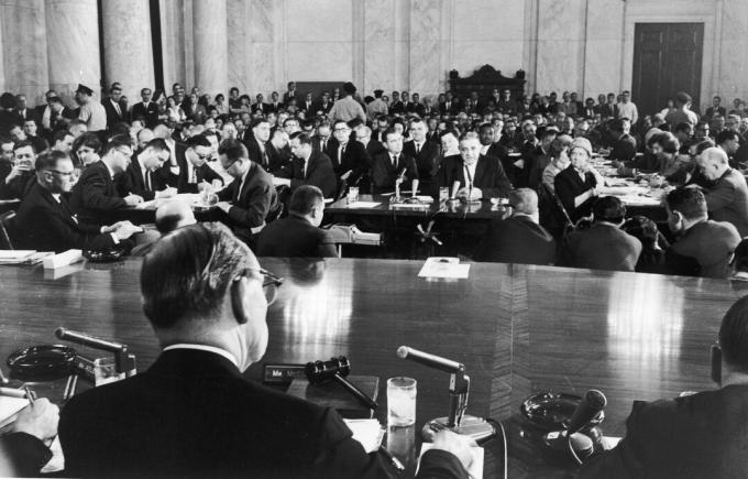 תצלום של חדר שמיעה צפוף כפי שהעיד המאפיגר ג'וזף ואלאצ'י בפני ועדת הסנאט.