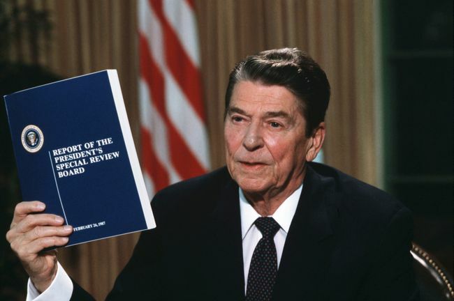 הנשיא רונלד רייגן מחזיק עותק של דו" ח ועדת המגדל על שערוריית איראן-קונטרה