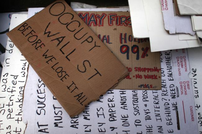ערימה של שלטי מחאה של Occupy Wall Street