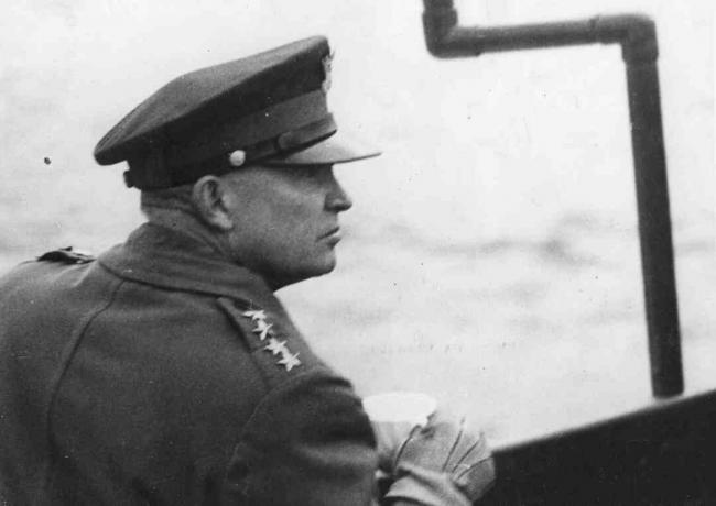 הגנרל דווייט אייזנהאואר (1890 - 1969), המפקד העליון של כוחות בעלות הברית, צופה ב פעולות הנחיתה של בעלות הברית מסיפון ספינת מלחמה בערוץ האנגלי במלחמת העולם השנייה, יוני 1944. אייזנהאואר נבחר לימים לנשיא ה -34 של ארצות הברית