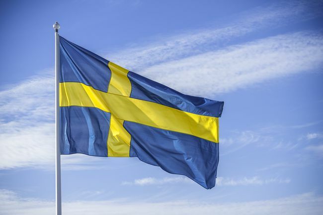 דגל האומה השוודית באור השמש