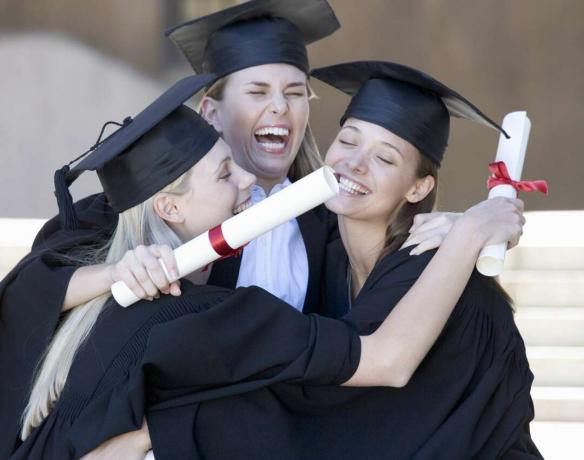 Graduación de 3 muchachas universitarias