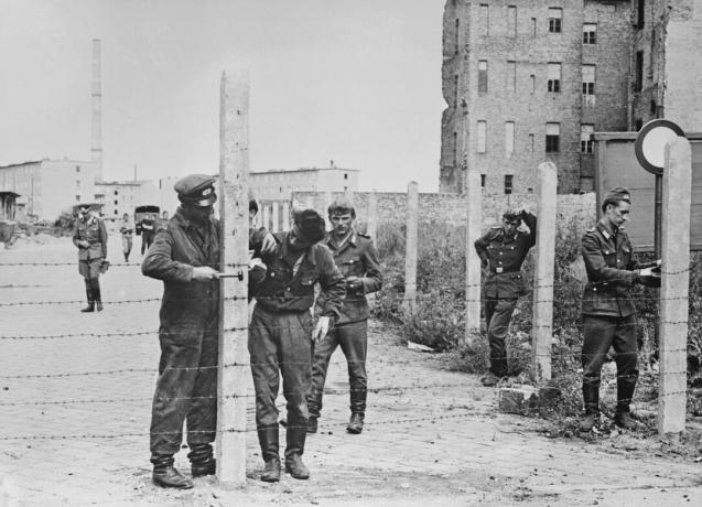 חיילים מקימים גדרות תיל לקראת חומת ברלין, 14 באוגוסט 1961.