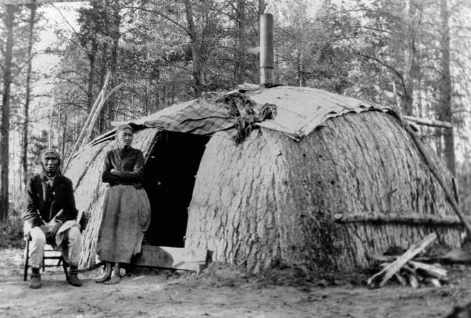 זוג Ojibwa מול wickiup שלהם.