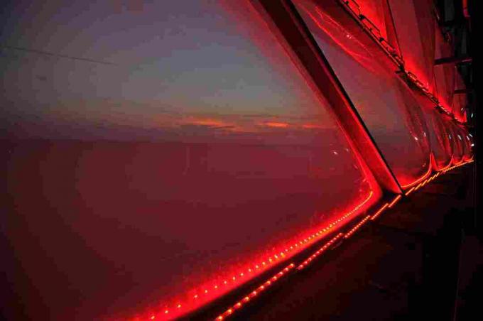 צילום מקרוב של נורות אדומות קטנות המקיפות לוחות פלסטיק של ETFE