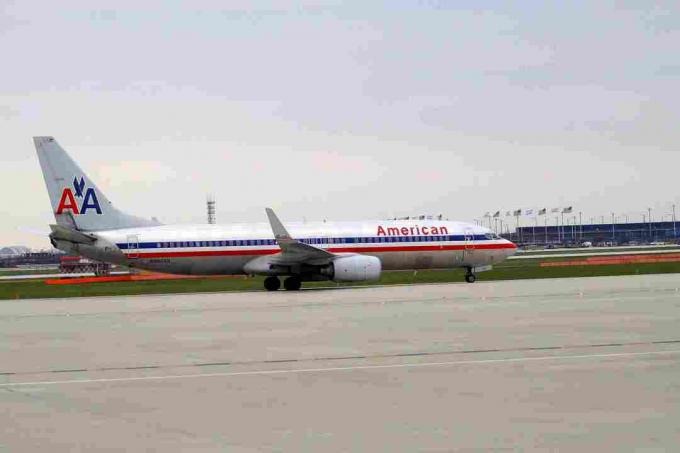 Avión de American Airlines colocándose en pista.