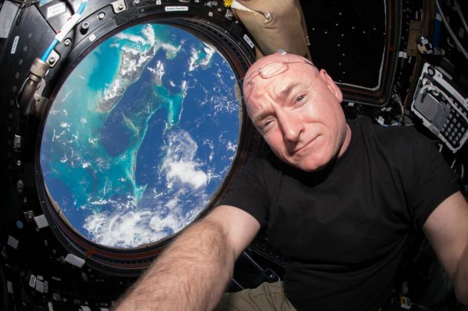 סקוט קלי בסביבת Selfie בגביע של ISS.
