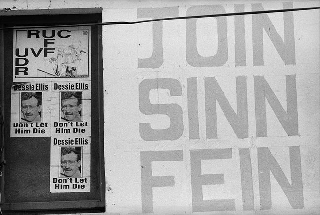 פוסטרים בצפון אירלנד התומכים במפלגה הפוליטית Sinn Fein ומשווים את כוח המשטרה הצפון אירי לצבא הבריטי.