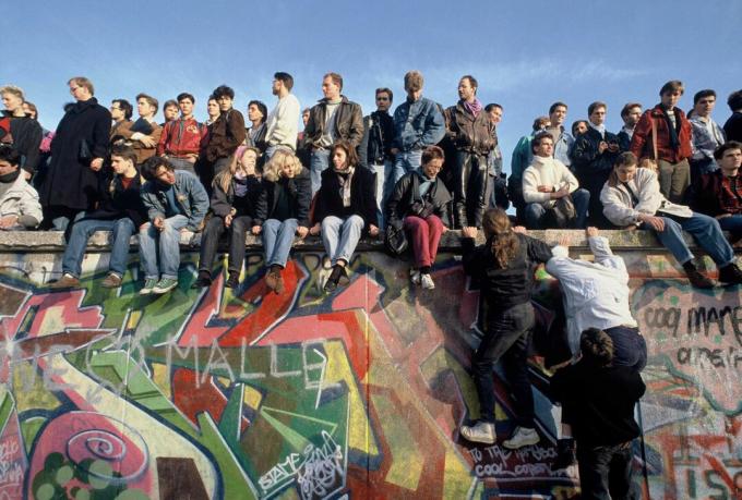 אנשים מטפסים על חומת ברלין ב- 10 בנובמבר 1989 בחגיגה.