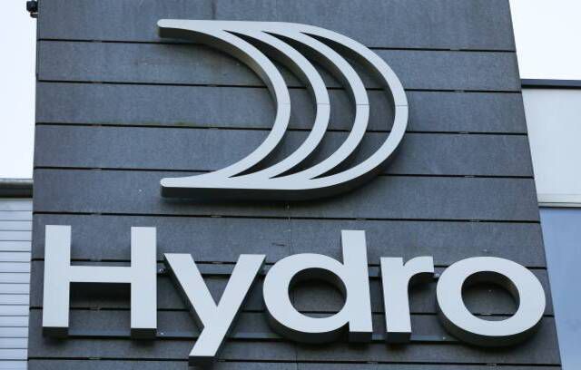קבוצת האלומיניום הנורבגית Norsk Hydro לוגו חדש ניתן לראות במטה שלהם בליזאקר מחוץ לאוסלו, נורבגיה