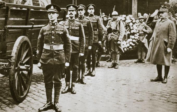 מרשל פוש גנרל צרפתי מצדיע לחייל האלמוני הבריטי בערך 1918