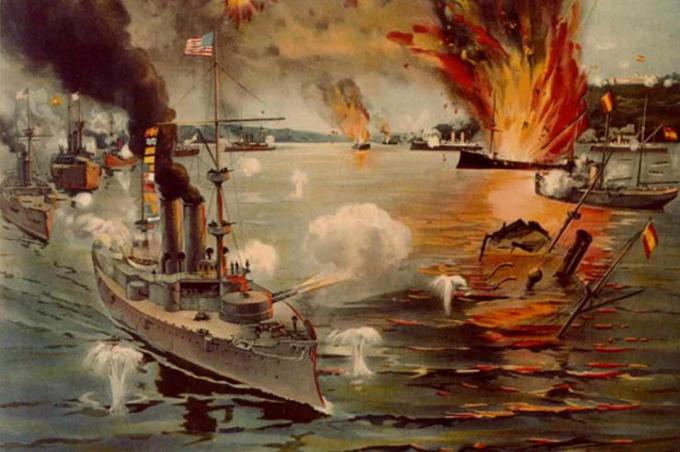 אוניות מלחמה אמריקאיות יורות על הספרדים במהלך קרב מפרץ מנילה.