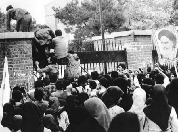 תלמידי רנינן פולשים לשגרירות ארה"ב בטהראן, 4 בנובמבר 1979