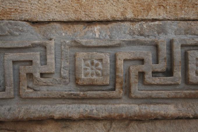 דפוסי צלב קרס מגולפים במקדש הדריאנוס, טורקיה.