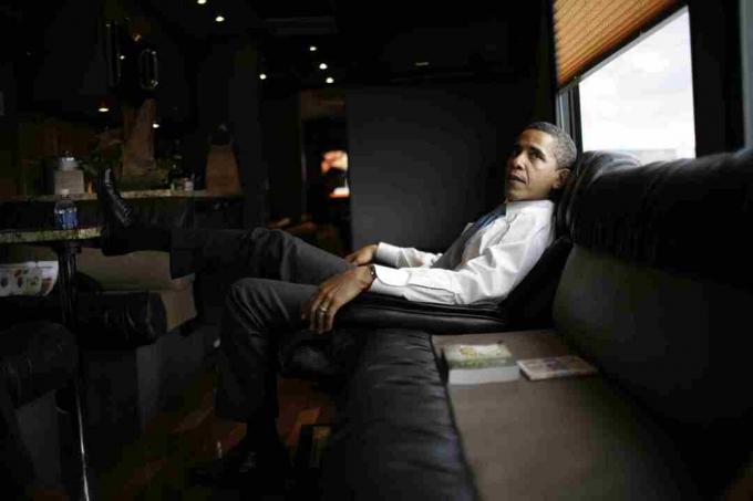 ברק אובמה נרגע באוטובוס הסיורים שלו בקמפיין לשנת 2008