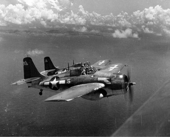 שני לוחמי FM-2 Wildcat בטיסה מעל מים.