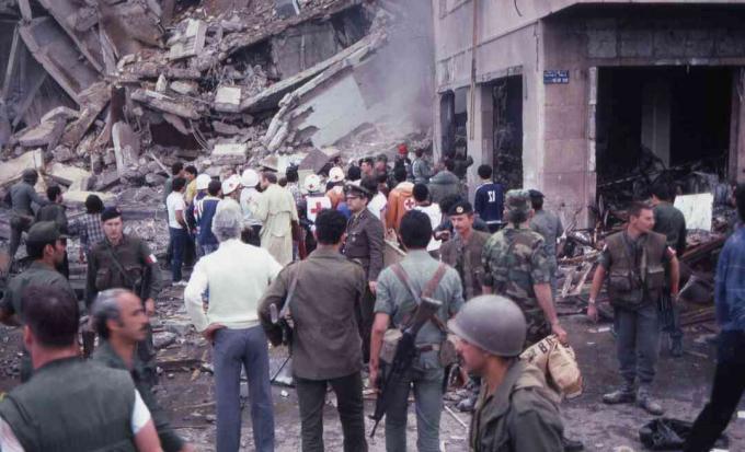 המון חיילים ומגדלי סיוע עומדים בין ההרס והנזק בזירת הפיגוע בשגרירות אמריקה, ביירות, לבנון, 18 באפריל 1983.