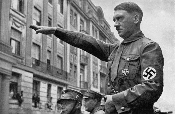 אדולף היטלר נותן מומסים נאציים לחיילים גרמנים.