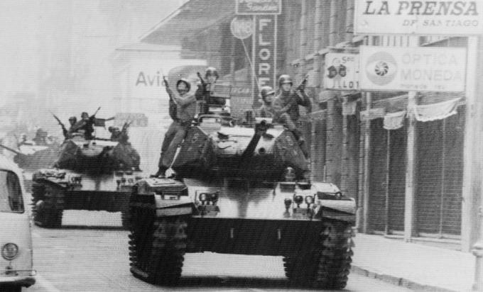 חיילים רוכבים על גבי טנקים ברחובות סנטיאגו, צ'ילה, כשגנרל הצבא אוגוסטו פינושה מושבע לנשיא.