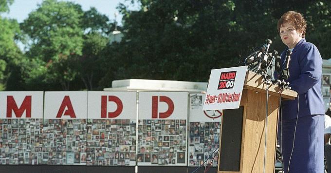 אמהות נגד נהיגה בשכרות (MADD) הנשיאה הלאומית מילי ווב נואמת במהלך עצרת 20 שנה מחוץ לקפיטול של ארה" ב, 6 בספטמבר 2000 בוושינגטון.