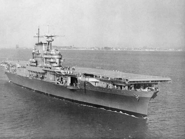 נושאת המטוסים USS Hornet (CV-8) בעיצומה במפרץ צ'סאפק.