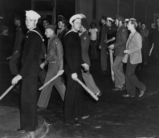 כנופיות של מלחים ונחתים אמריקאים חמושים במקלות במהלך מהומות חליפות Zoot, לוס אנג'לס, קליפורניה, יוני 1943.