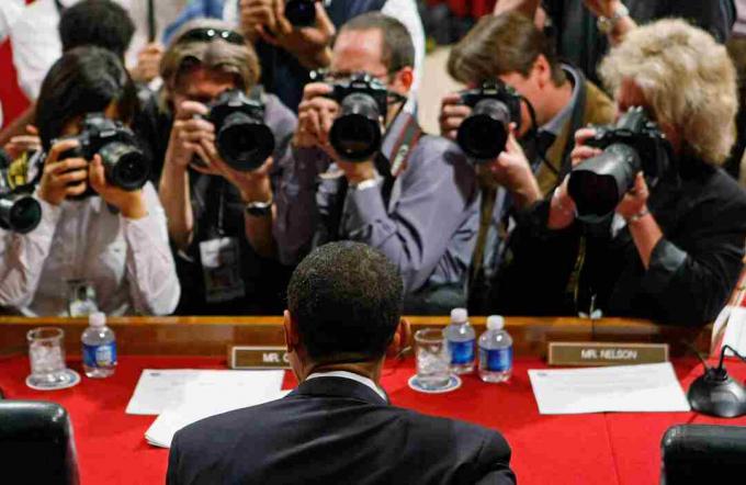 תצלום של צלמים הקיף את הסנטור ברק אובמה בשימוע הסנאט.