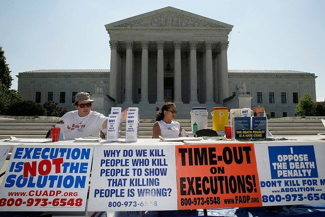 פעילים משתתפים במשמרת נגד עונש המוות מול בית המשפט העליון של ארה" ב ב-1 ביולי 2008 בוושינגטון הבירה.